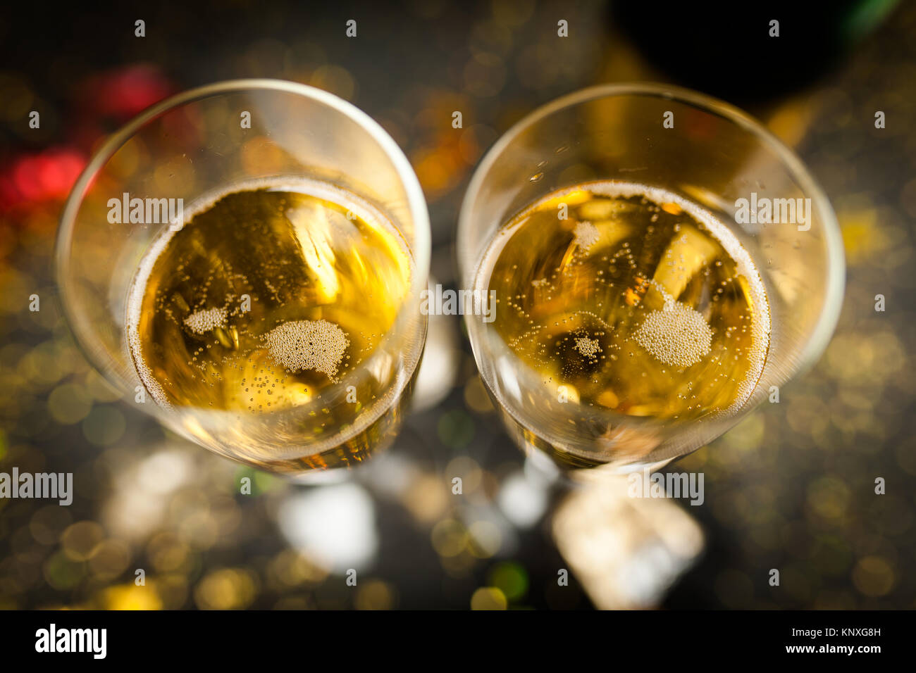 Deux verres de champagne dans la région de golden glitter, fond sombre Banque D'Images