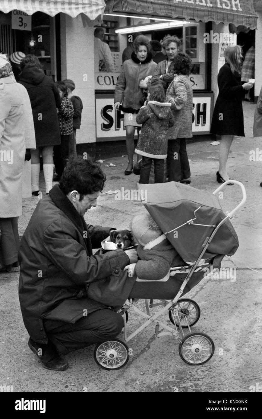 Landau Avec Un Chien Banque D Images Noir Et Blanc Alamy