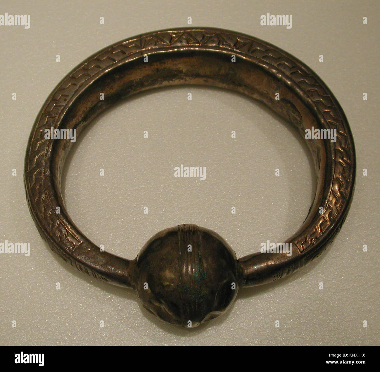 Ce bracelet en argent du XIIe siècle, attribué à l'Iran, illustre la conception traditionnelle islamique de bijoux et le travail des métaux. Banque D'Images