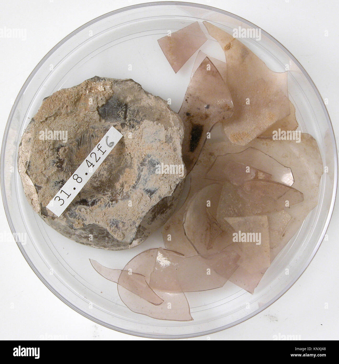 Ces fragments de verre datent du IVe siècle et ont été produits dans l'oasis de Kharga, en Égypte, pendant la période copte byzantine, reflétant l'utilisation matérielle et artisanale de l'époque. Banque D'Images
