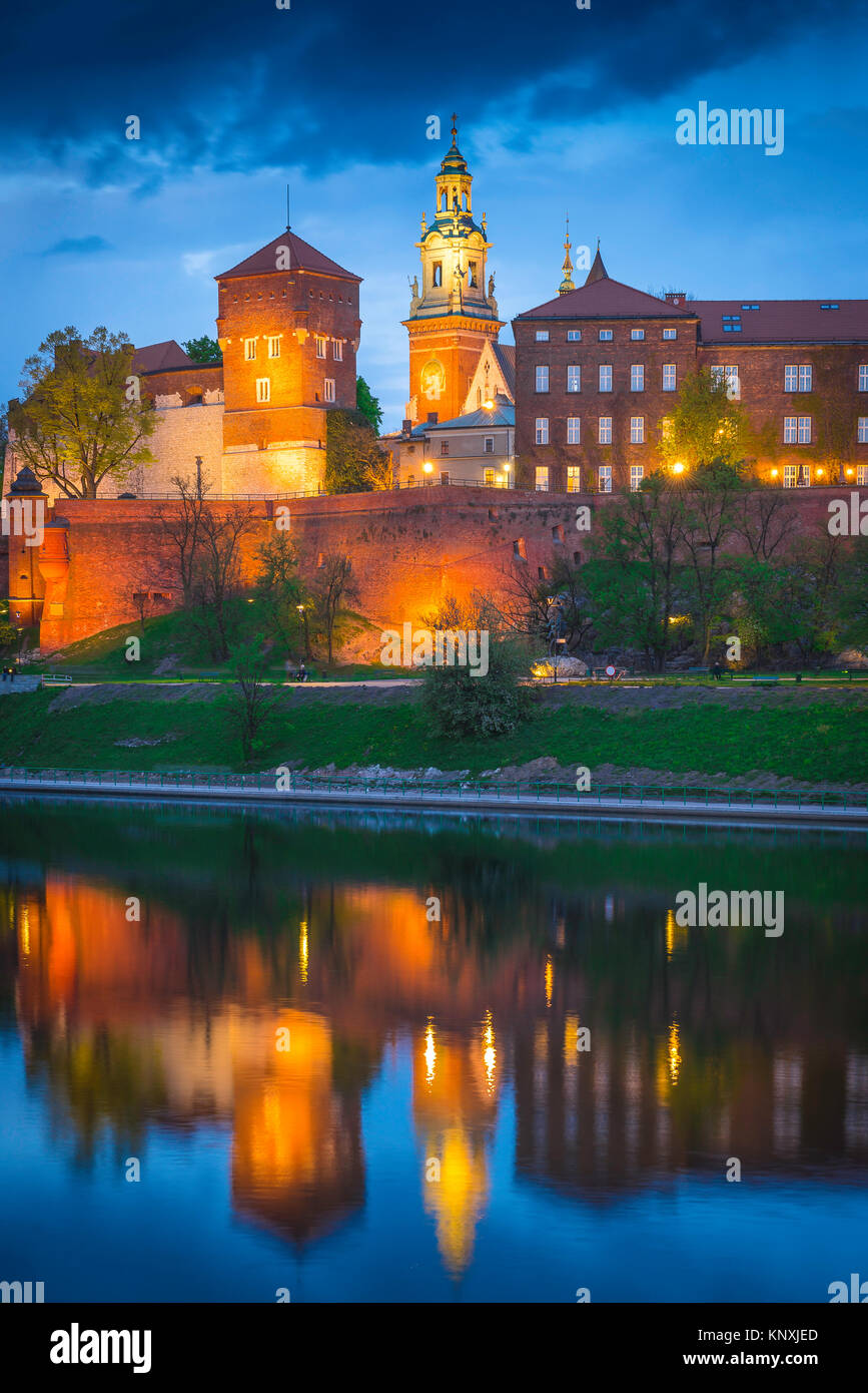 Nuit au château de Cracovie-Wawel, vue sur les fortifications illuminées du château et la tour de la cathédrale sur la colline de Wawel, Cracovie, Pologne. Banque D'Images