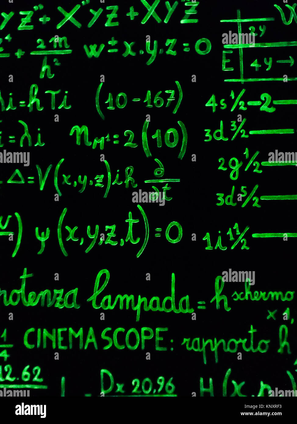 Les calculs mathématiques écrit avec un marqueur vert sur fond noir. Banque D'Images