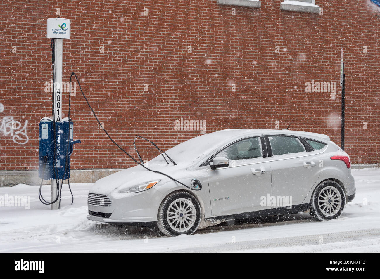 Montréal, Canada - 12 décembre 2017 : voiture électrique soient imputées à Montréal durant tempête Banque D'Images