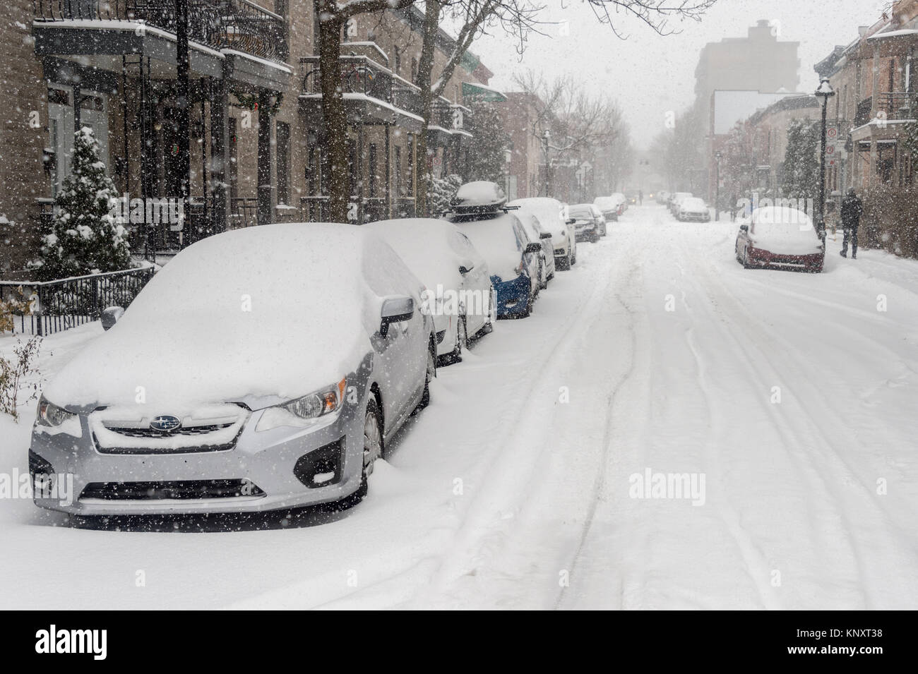 Montréal, Canada - 12 décembre 2017 : voitures couvertes de neige après la première tempête de neige de la saison. Banque D'Images