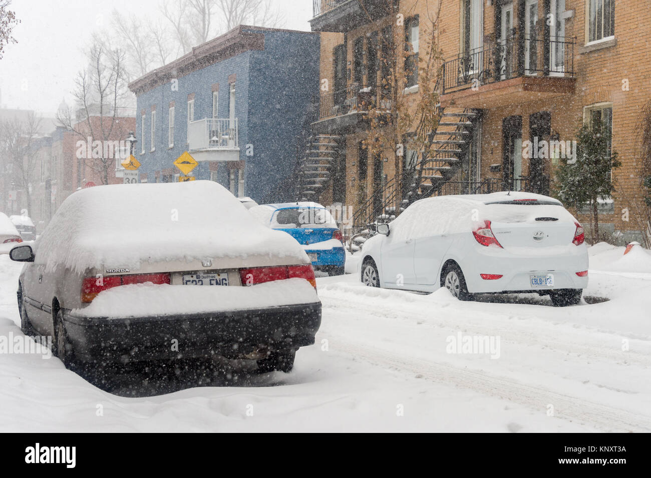 Montréal, Canada - 12 décembre 2017 : voitures couvertes de neige après la première tempête de neige de la saison. Banque D'Images
