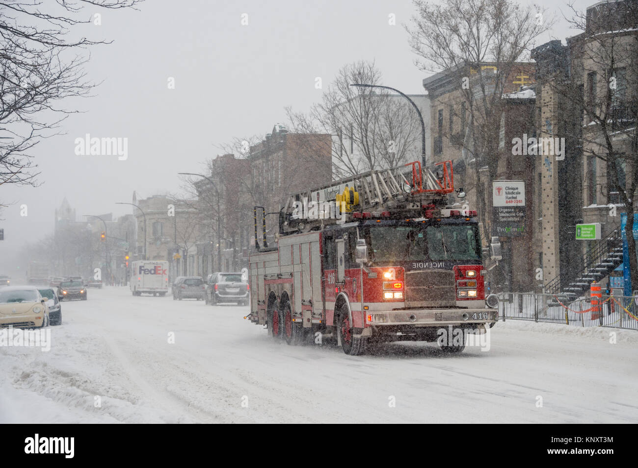 Montréal, Canada - 12 décembre 2017 : pompiers sur la rue Saint Denis lors de la première tempête de neige de la saison. Banque D'Images