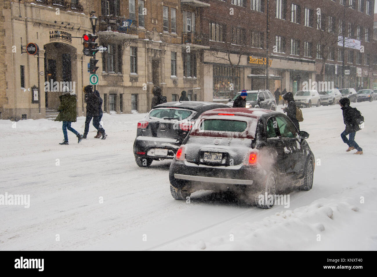 Montréal, Canada - 12 décembre 2017 : la circulation sur la rue Saint Denis lors de la première tempête de neige de la saison. Banque D'Images
