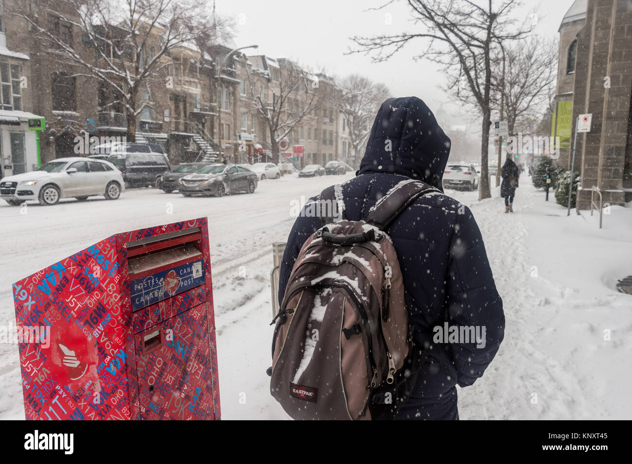 Montréal, Canada - 12 décembre 2017 : marcher sur la rue Saint Denis lors de la première tempête de neige de la saison. Banque D'Images