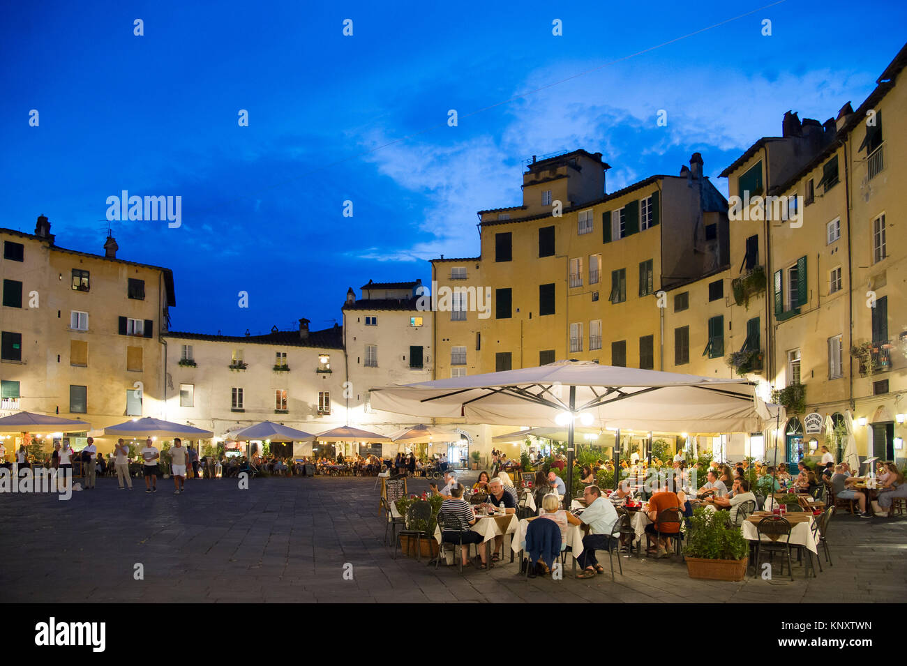 La Piazza dell'Anfiteatro suivant la forme de l'ancien amphithéâtre romain dans le centre historique de Lucca, Toscane, Italie. 31 août 2017 © Wojciech Strozy Banque D'Images