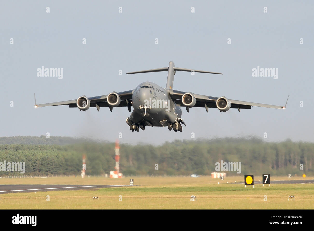 Soir d'été départ de RAF Suffolk pour cette base de l'USAF Charleston C-17A Globemaster III qu'il retourne aux États-Unis. Banque D'Images