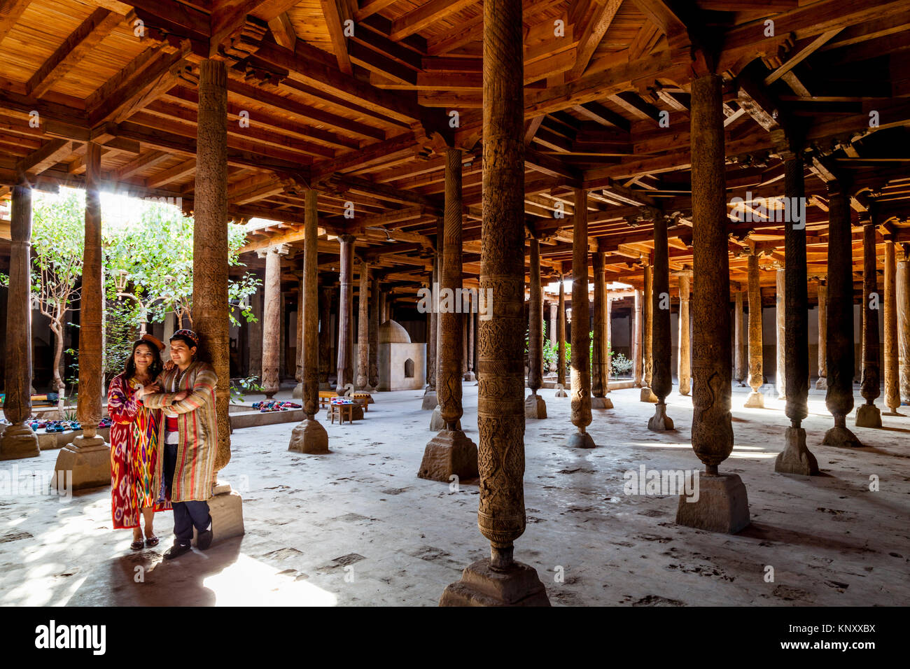 Peuple ouzbek en costume traditionnel dans la mosquée Juma, Khiva, Ouzbékistan Banque D'Images