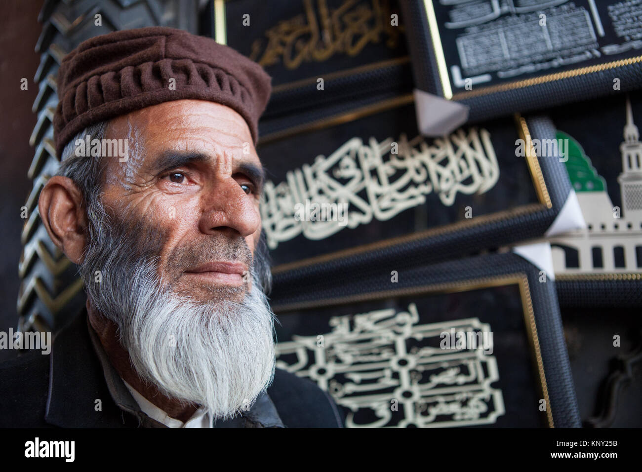 Portrait d'un homme musulman sous le bandeau d'une passerelle pour la Jama Masjid dans la vieille ville de Delhi, Inde Banque D'Images