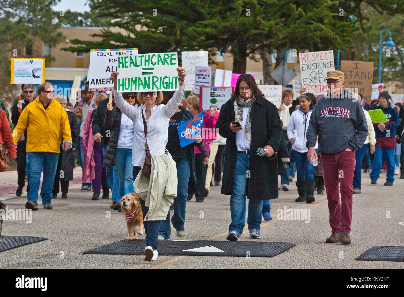La Marche des femmes et la démonstration sur le campus de l'université, Monterey Bay le lendemain de l'atout de Donald est devenu président le 21 janvier 2017 - Monterey, Banque D'Images