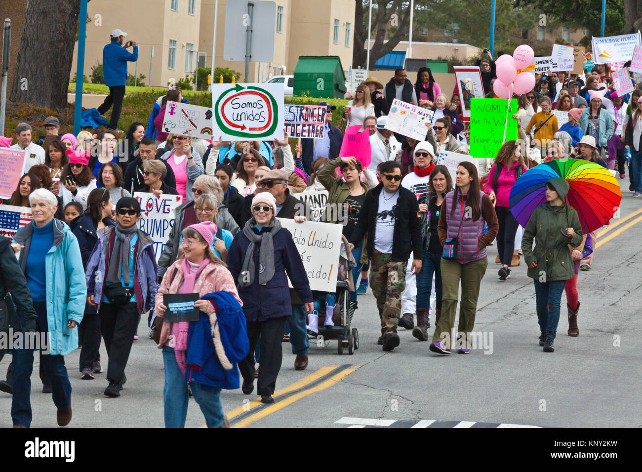 La Marche des femmes et la démonstration sur le campus de l'université, Monterey Bay le lendemain de l'atout de Donald est devenu président le 21 janvier 2017 - Monterey, Banque D'Images