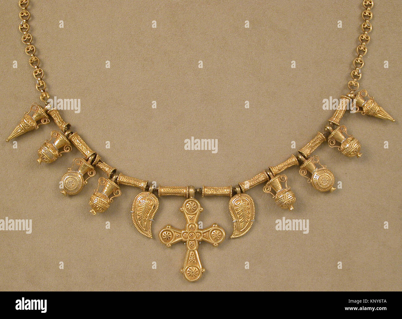 Collier en or avec des ornements rencontré sf17-190-151D1 464034 Byzantine, collier en or avec des ornements, 6e siècle, l'or, 34 7/8 ? 2 11/16 ? 9/16 in., 7.936oz. (88,6 ? 6.8 ? 1,4 cm, 225g) Autres (pendentif Croix) : 2 11/16 ? 1 7/8 ? En 3/8. (6,8 ? 4.8 ? 1 cm) Autres (poignée) : 1 7/16 x 11/16 x 1/2 in. (3,7 x 1,7 x 1,2 cm) Autres (poignée) : 1 3/8 x 5/8 x 1/2 in. (3,5 x 1,6 x 1,2 cm) Autres (poignée) : 1 5/16 x 11/16 x 9/16 in. (3,3 x 1,7 x 1,4 cm) Autres (poignée) : 1 9/16 x 11/16 x 1/2 in. (4 x 1,8 x 1,2 cm). Le Metropolitan Museum of Art, New York. Don de J. Pierpont Morgan, 1917 (17,190.151) Banque D'Images