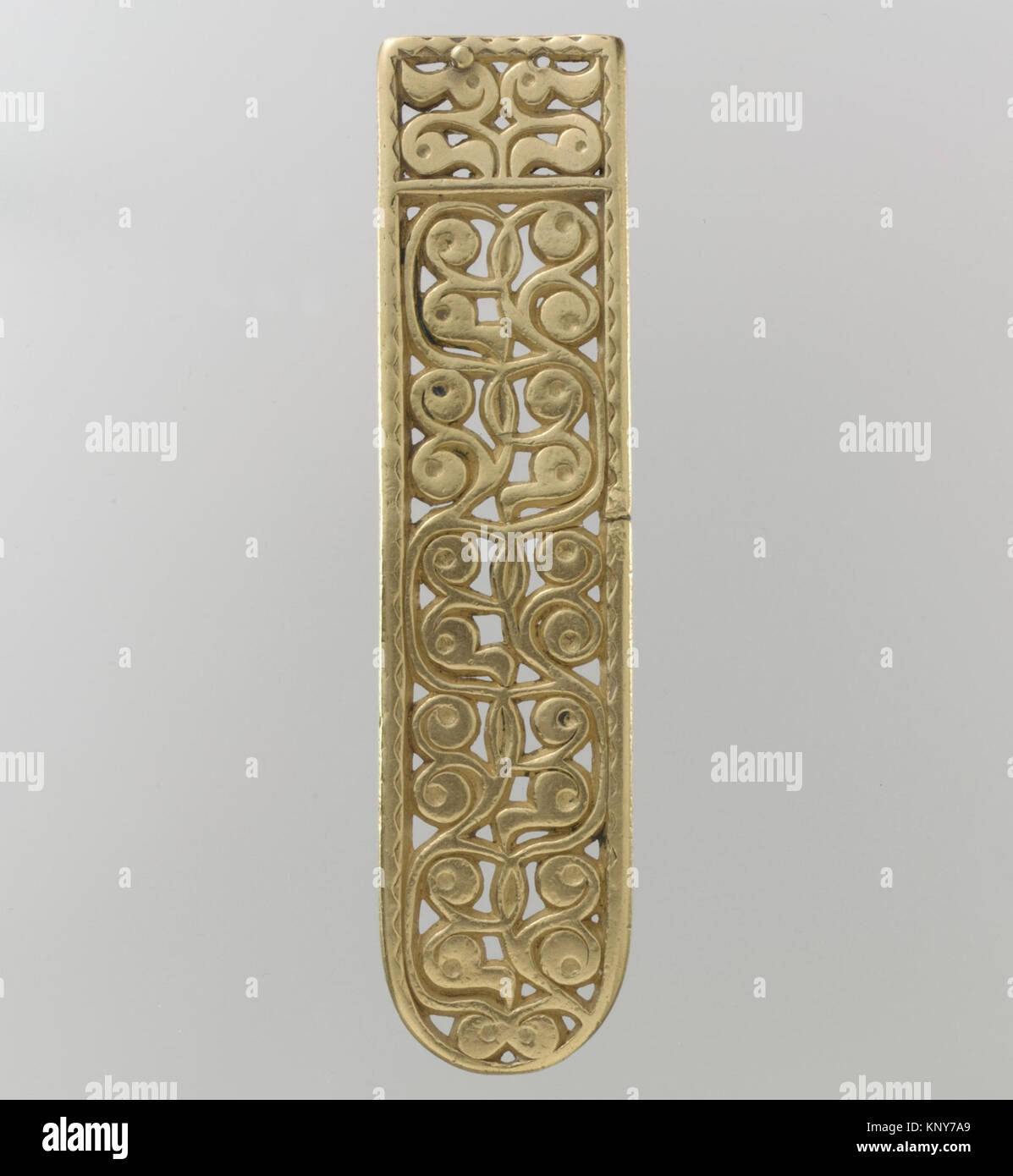 Une extrémité de ceinture d'or Avar des années 700, mesurant 12,7 × 3 × 0,5 cm et pesant 4,758 onces troy, conservée au Metropolitan Museum of Art, offerte par J. Pierpont Morgan. Banque D'Images