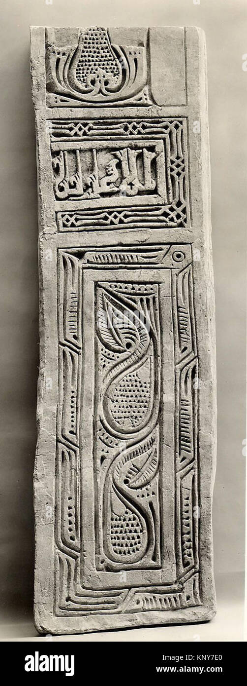 Un panneau de dado en stuc sculpté catalogué du Xe siècle de Nishapur, Iran, avec des éléments en plâtre moulés et des ornements islamiques. Banque D'Images