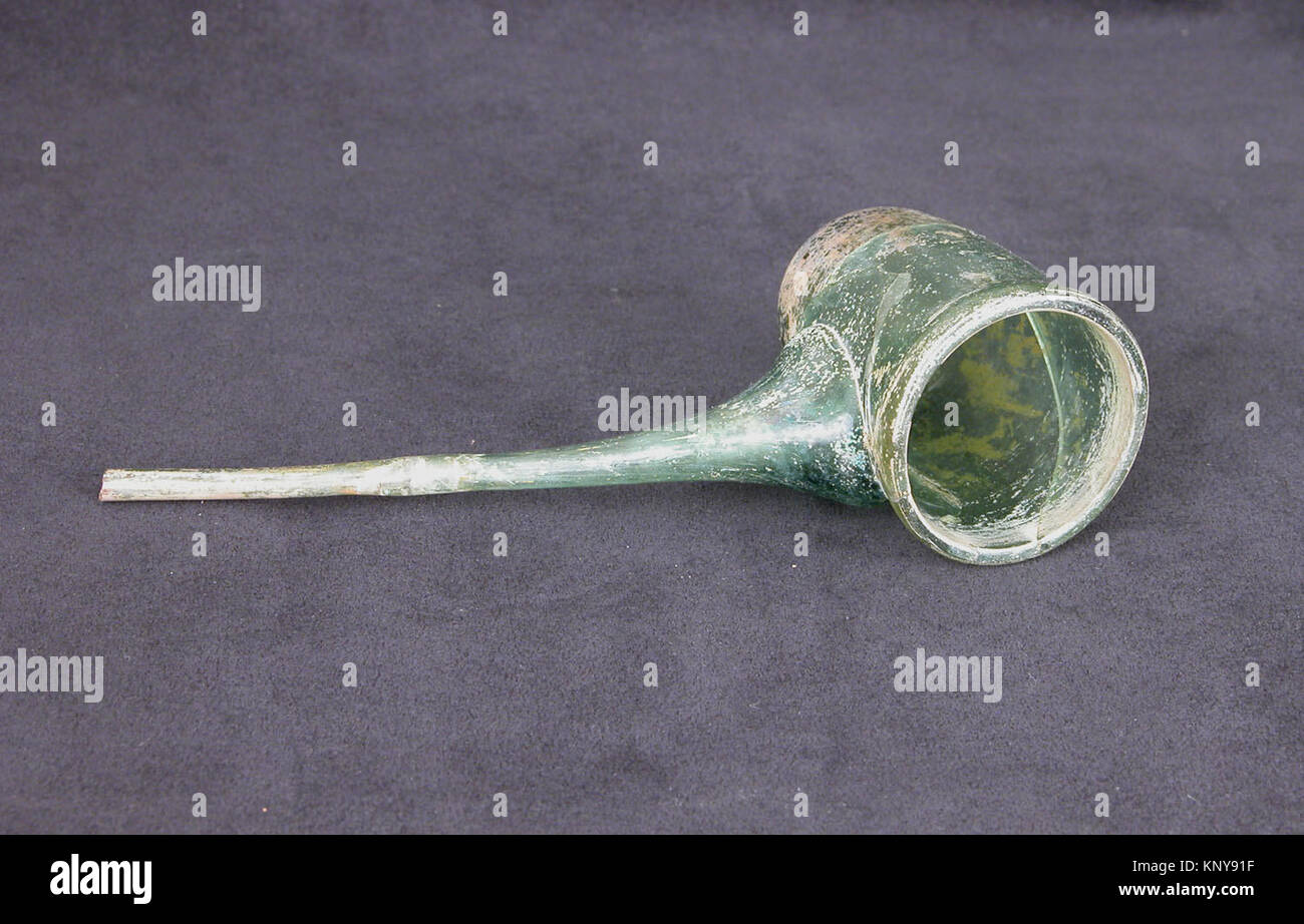 Un musée catalogué alembique de verre soufflé vert avec un bec appliqué de Nishapur, Iran, illustrant l'équipement alchimique médiéval. Banque D'Images