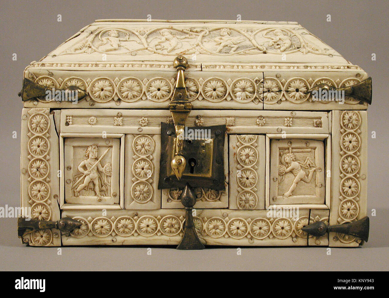 Cercueil byzantin du XIe siècle de Constantinople avec des sculptures en ivoire et en os de guerriers et de danseurs, montures en cuivre doré, dimensions 8 x 11 3/8 x 7 1/2 pouces, logé au Metropolitan Museum of Art de New York, offert par J. Pierpont Morgan. Banque D'Images