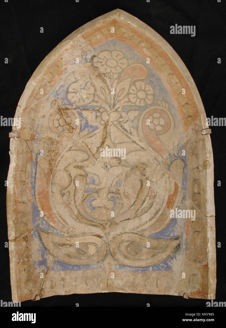 Cet élément muqarnas, MET wb-38.40.250 449460, est une caractéristique architecturale en stuc utilisée pour les transitions ornementales de plafond et d'arche. Banque D'Images