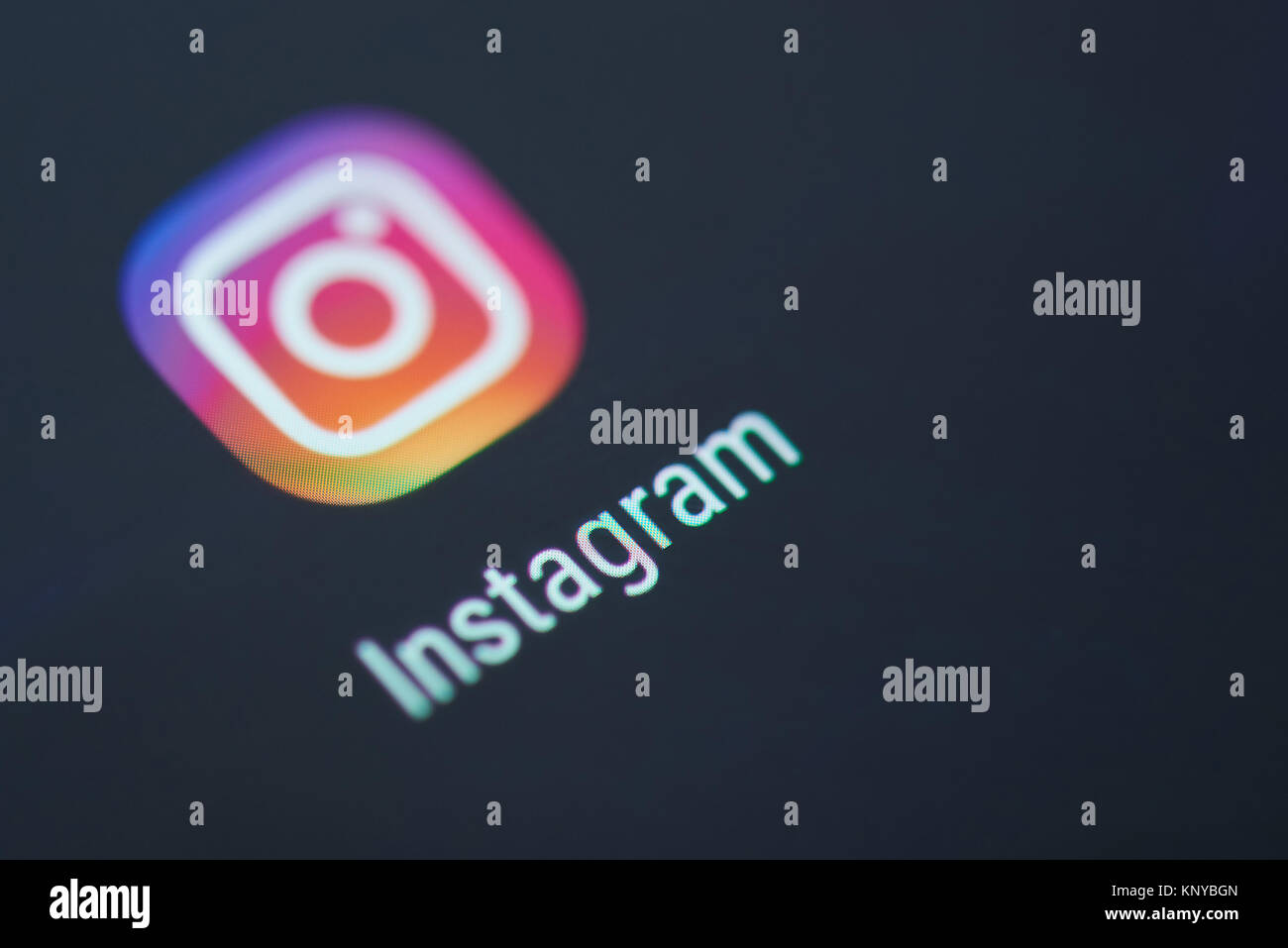 New York, USA - 12 décembre 2017 : l'icône de l'application Instagram sur l'écran du smartphone close-up. Icône de l'application client SQL avec copie espace à l'écran Banque D'Images