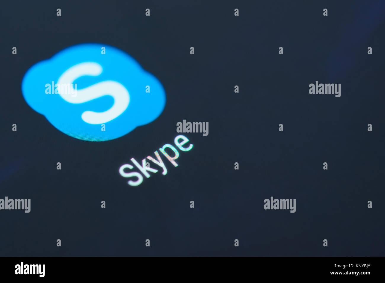 New York, USA - 12 décembre 2017 : l'icône de l'application Skype sur l'écran du smartphone close-up. Icône de l'application Skype avec copie espace à l'écran Banque D'Images