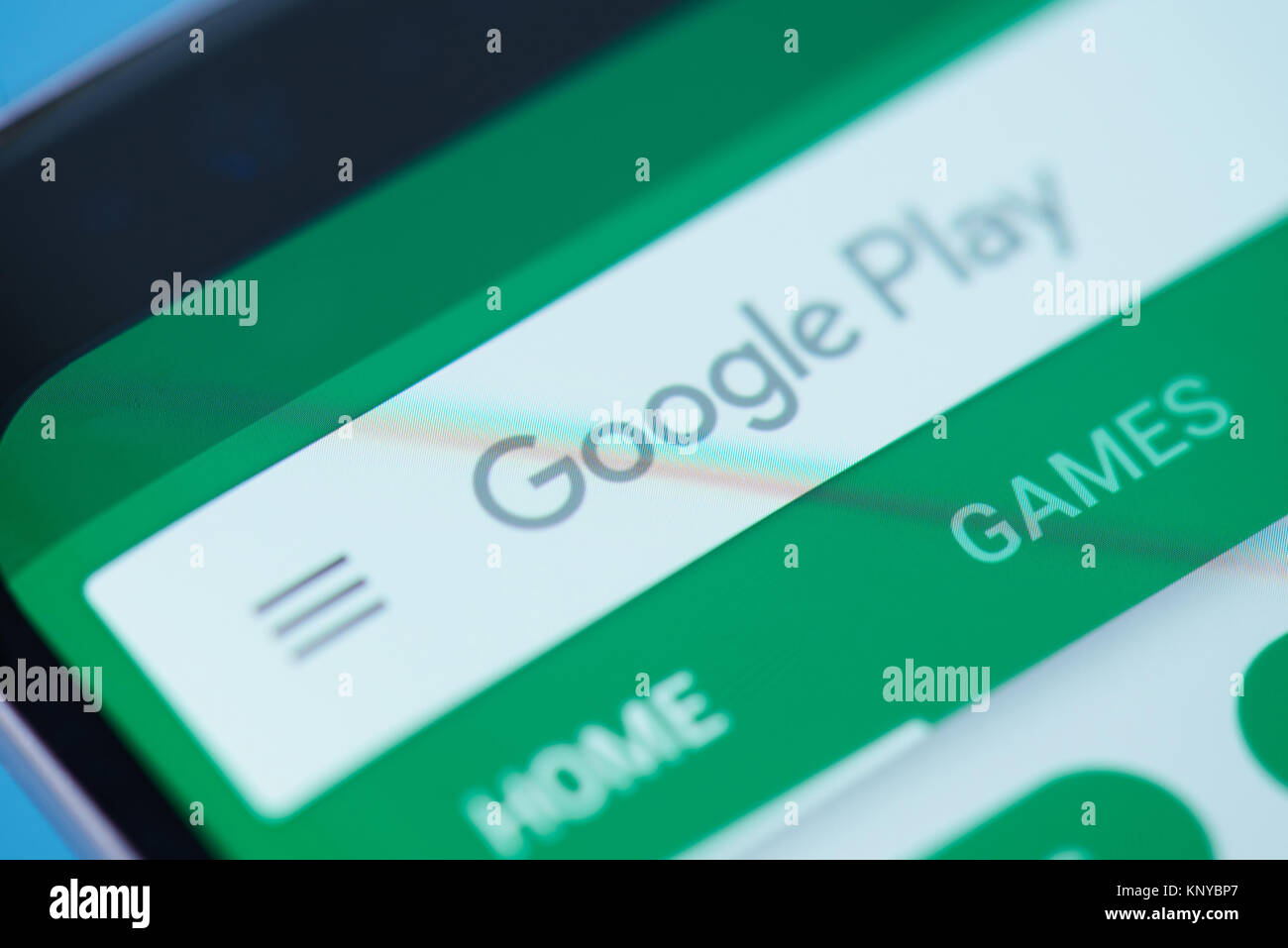 New York, USA - 12 décembre 2017 : Google play menu moblie menu d'application sur l'écran du smartphone close-up. En utilisant la barre de recherche Google play menu moblie Banque D'Images