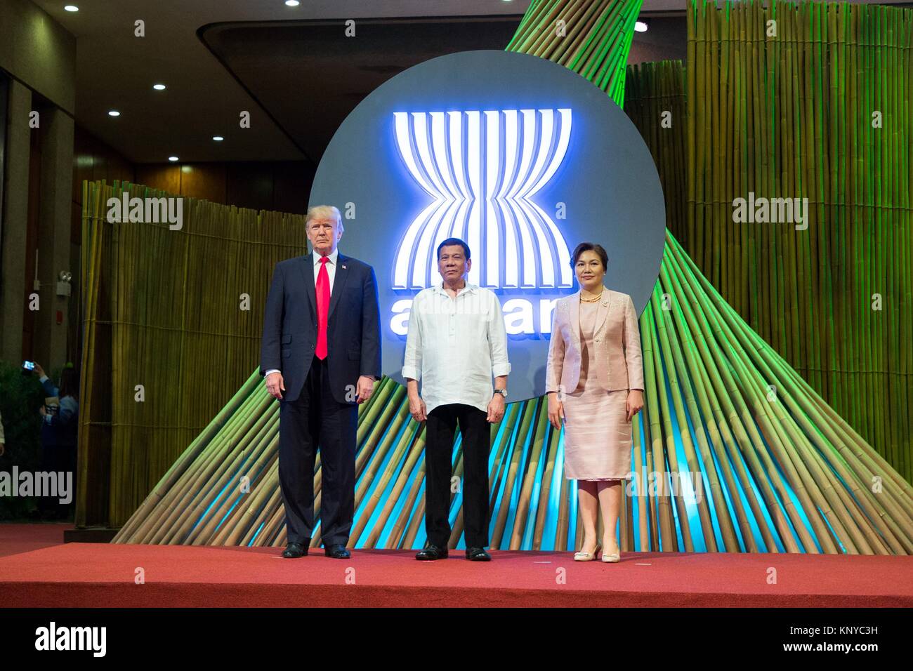 Le Président américain Donald Trump, à gauche, est accueilli par la présidente des Philippines, Rodrigo Duterte, centre, et sa femme Avancena Honeylet pour le 50e anniversaire du Sommet de l'ASEAN au Philippine International Convention Center le 13 novembre 2017 à Pasay City, Manille, Philippines. Banque D'Images