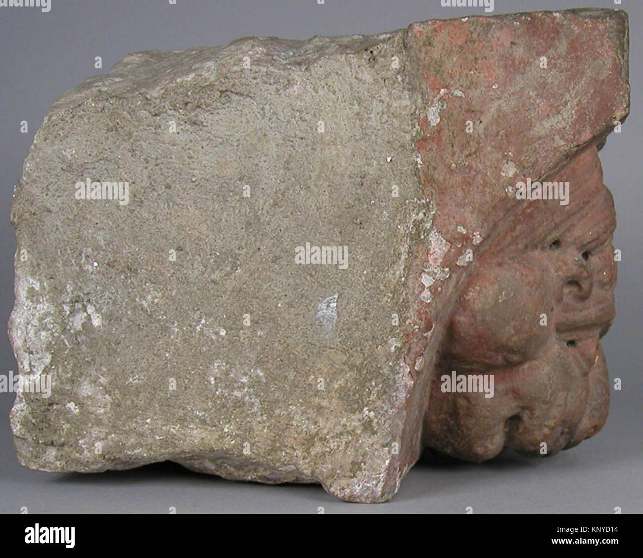 Ce Corbel MET sfcf25-120-599S1 est un élément architectural en pierre faisant saillie d'un mur pour supporter le poids au-dessus, conservé pour étude dans les collections de musée. Banque D'Images