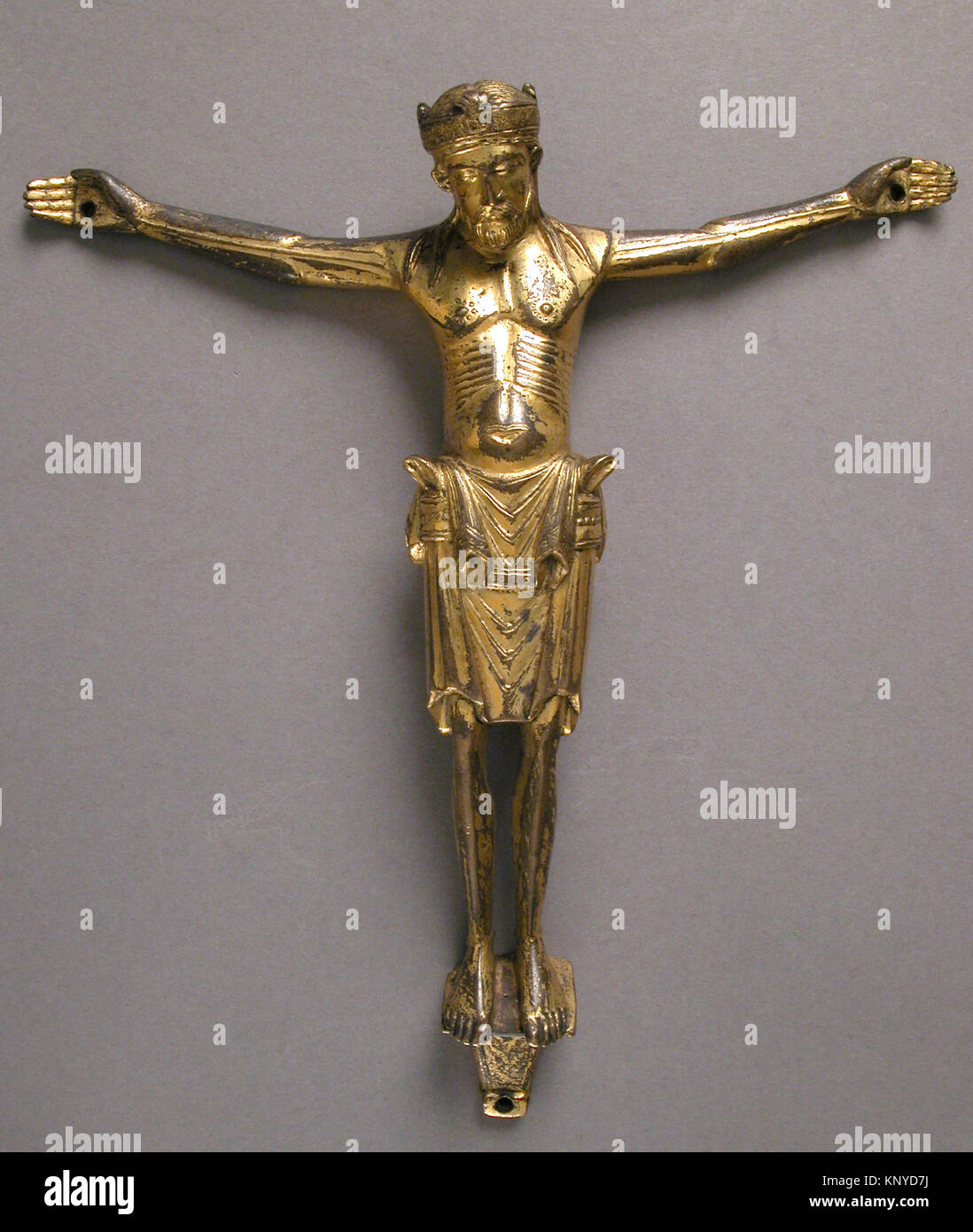 Ce Christ crucifié français du XIIe siècle est fait d'alliage de cuivre avec doré. Il mesure 8 1/4 x 7 5/8 x 1 11/16 pouces (21 x 19,4 x 4,3 cm) et fait partie du Metropolitan Museum of Art de New York, offert par J. Pierpont Morgan en 1917. Banque D'Images