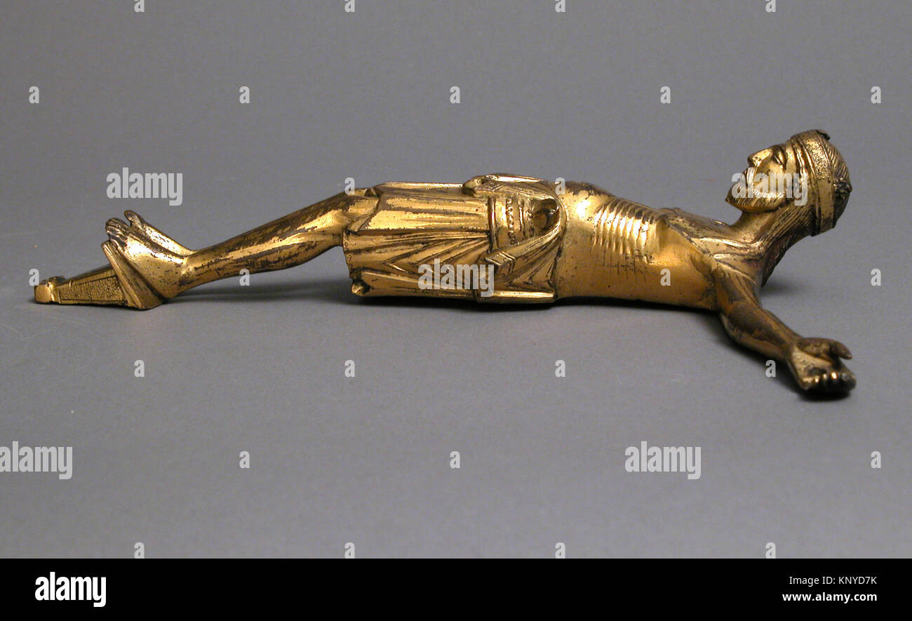 Ce Christ crucifié français du XIIe siècle est fait d'alliage de cuivre avec doré. Il mesure 8 1/4 x 7 5/8 x 1 11/16 pouces (21 x 19,4 x 4,3 cm) et fait partie du Metropolitan Museum of Art de New York, offert par J. Pierpont Morgan en 1917. Banque D'Images