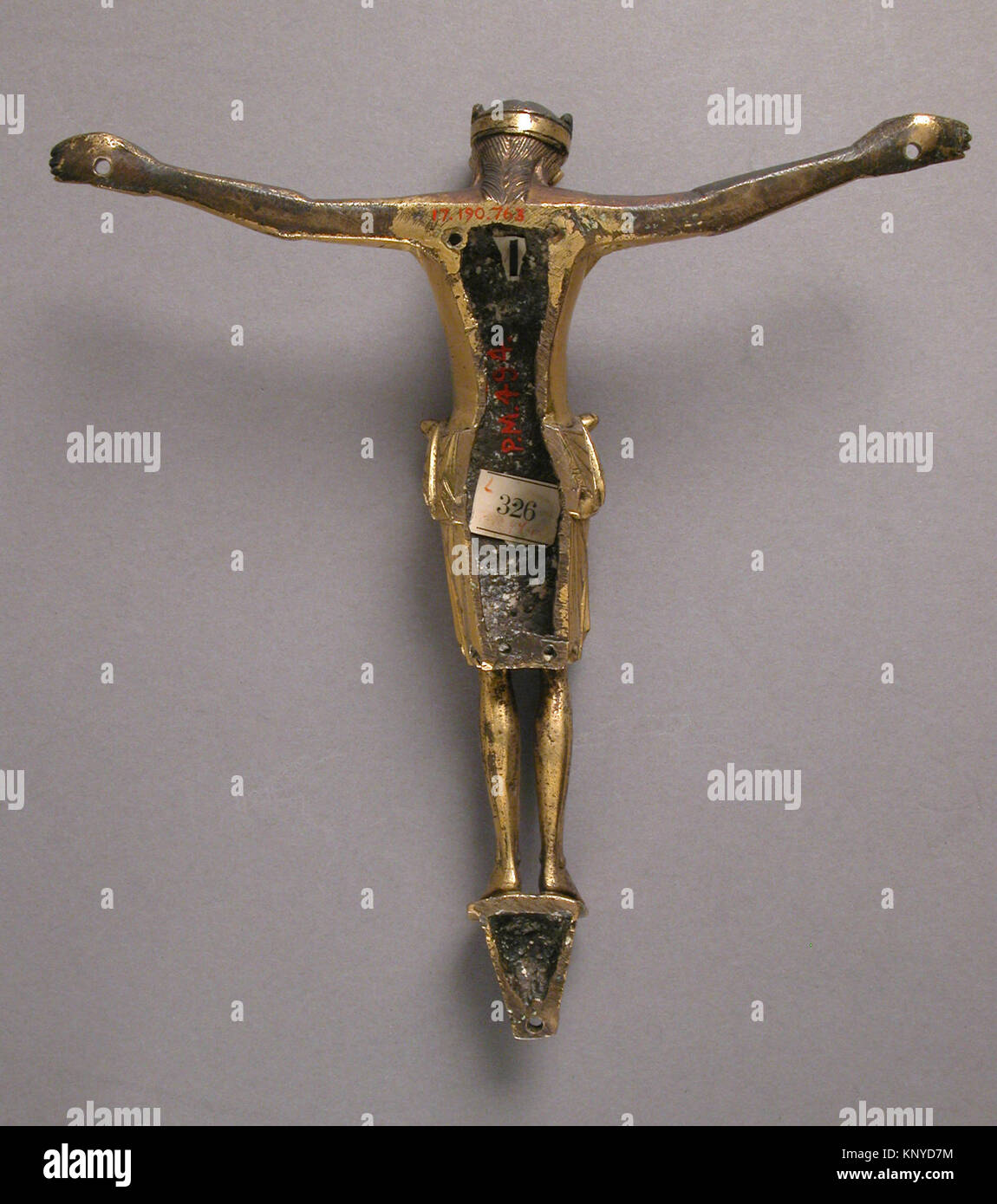 Ce Christ crucifié français du XIIe siècle est fait d'alliage de cuivre avec doré. Il mesure 8 1/4 x 7 5/8 x 1 11/16 pouces (21 x 19,4 x 4,3 cm) et fait partie du Metropolitan Museum of Art de New York, offert par J. Pierpont Morgan en 1917. Banque D'Images