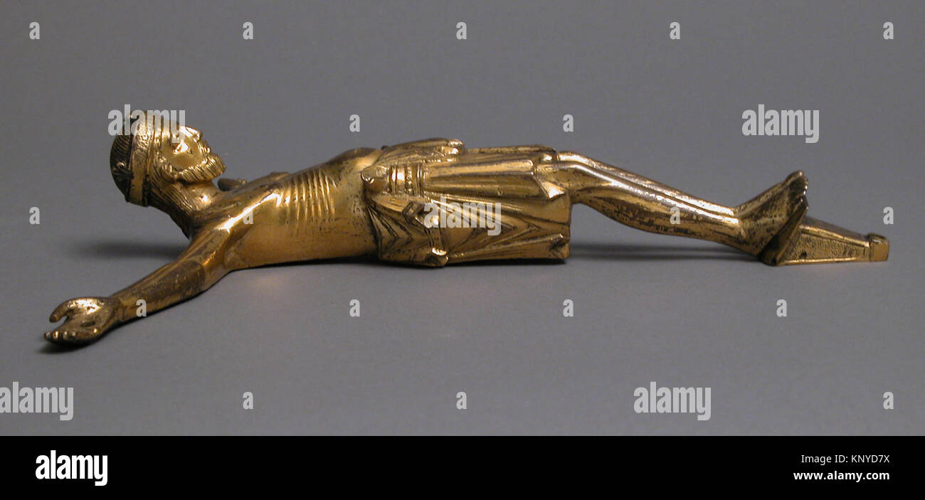 Ce Christ crucifié français du XIIe siècle est fait d'alliage de cuivre avec doré. Il mesure 8 1/4 x 7 5/8 x 1 11/16 pouces (21 x 19,4 x 4,3 cm) et fait partie du Metropolitan Museum of Art de New York, offert par J. Pierpont Morgan en 1917. Banque D'Images