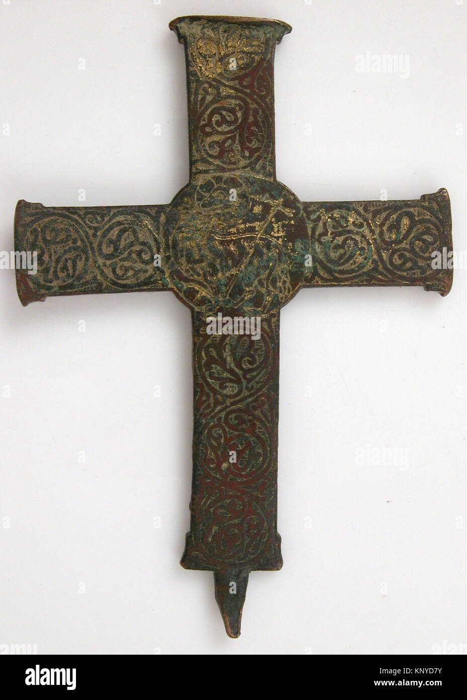 Croix nord espagnole ou française du XIIe siècle en cuivre avec émail champlevé. Dimensions 4 9/16 x 3 1/8 x 1/4 po. Logé au Metropolitan Museum of Art, New York, offert par J. Pierpont Morgan, 1917. Banque D'Images