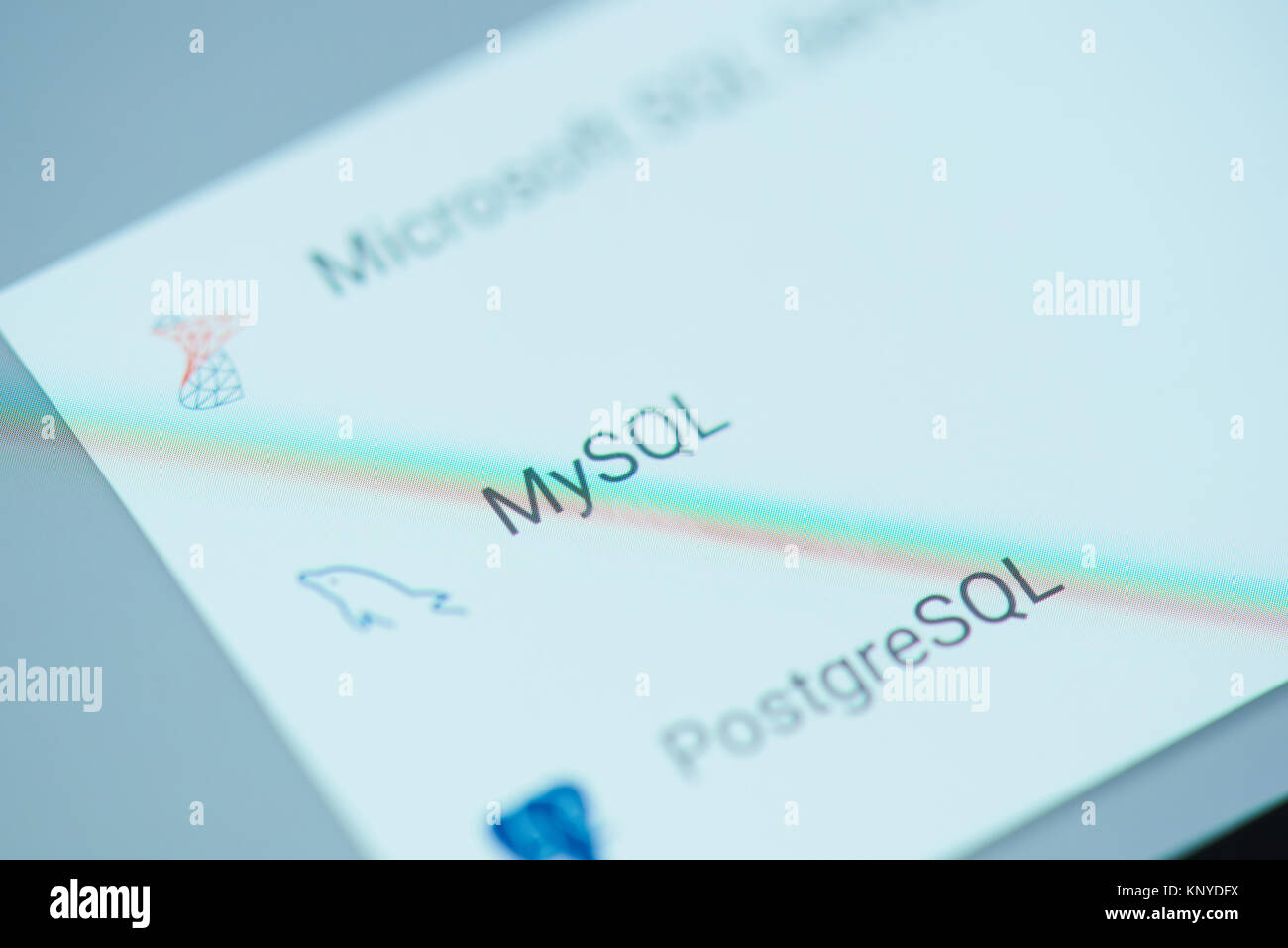 New York, USA - 12 décembre 2017 : Microsoft SQL moblie menu de l'application menu sur l'écran du smartphone close-up. L'aide de Microsoft SQL menu moblie Banque D'Images