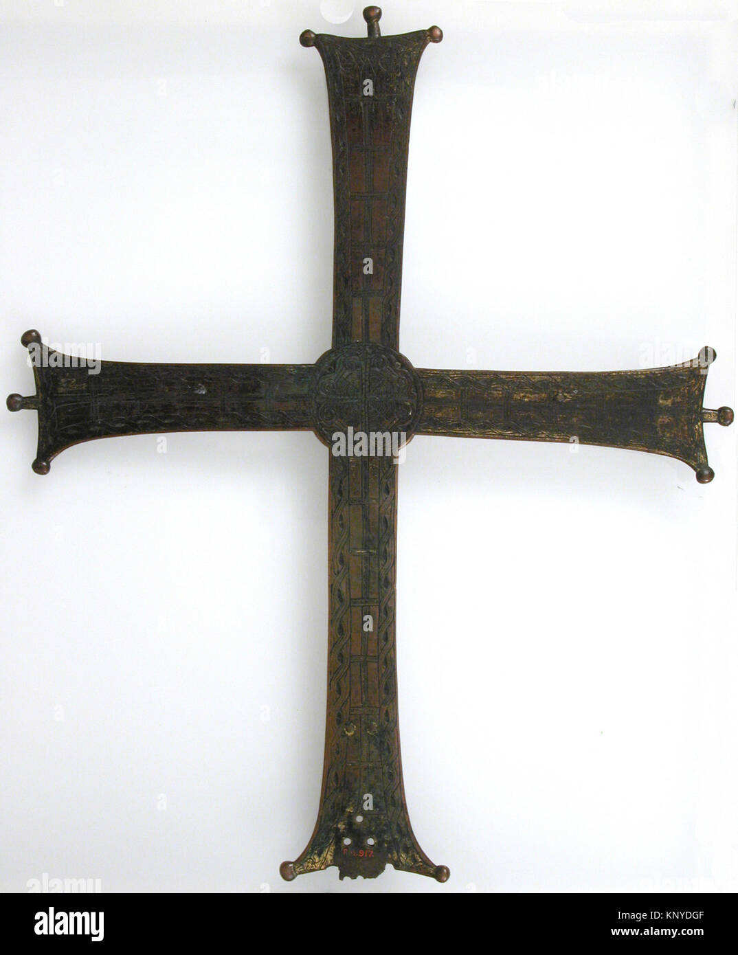 Crucifix rencontré sf17-190-802s2 464666 l'Europe du Sud-Est (éventuellement), Crucifix, 12e siècle, alliage de cuivre, dorure, Total : 17 14 5/16 x 3/16 x 3/4 in. (43,9 x 36 x 1,9 cm). Le Metropolitan Museum of Art, New York. Don de J. Pierpont Morgan, 1917 (17,190.802) Banque D'Images