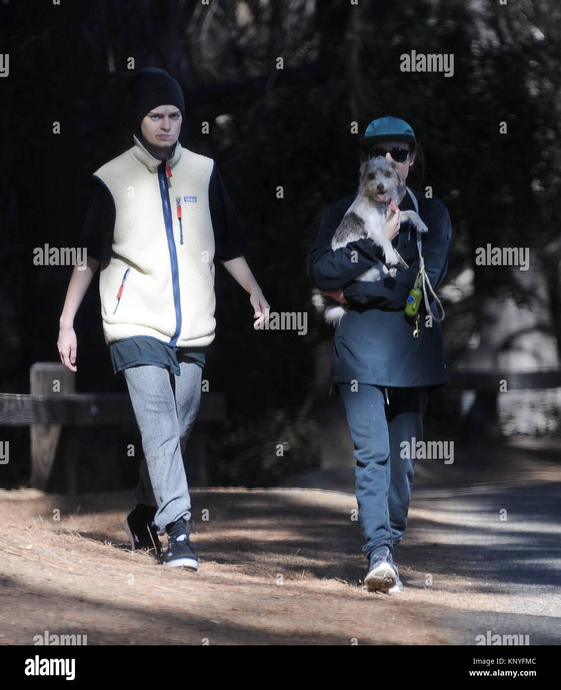 Ellen Page randonnées à travers Franklin Park avec son amie Emma Porter et  chien Patter avec : Ellen Page, Emma Porter, Patter (chien) Où : Los  Angeles, California, United States Quand :