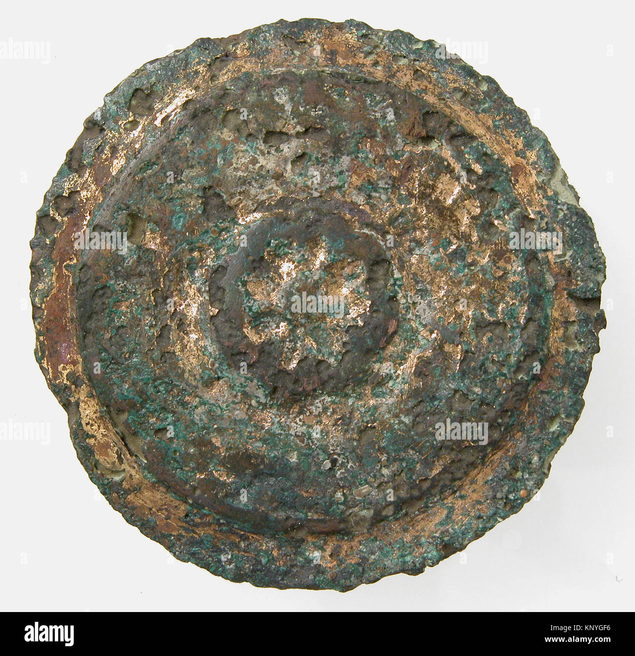 Ornement circulaire plat rencontré sf17-192-10s1 465153 Frankish ( ?), de l'Ornement Circulaire, 6th ?7e siècle ( ?), alliage de cuivre, dorure, Total : 1 15/16 x 1/2 in. (5 x 1,3 cm). Le Metropolitan Museum of Art, New York. Don de J. Pierpont Morgan, 1917 (17,192.10) Banque D'Images