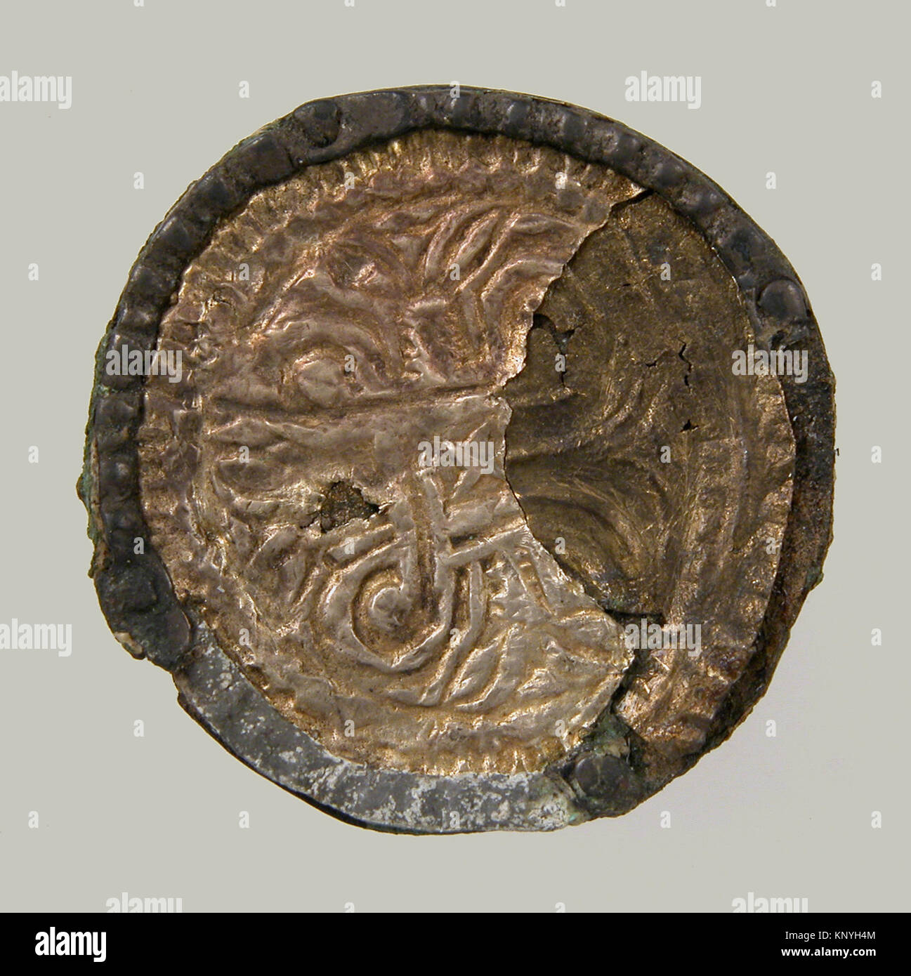 Bracteate rencontré sf17-192-21s1 465275 Frankish, Bracteate, 6e siècle ( ?), de l'or, le cuivre en alliage, des vestiges de la broche de fer, Total : 1 x 3/8 in. (2,6 x 0,9 cm). Le Metropolitan Museum of Art, New York. Don de J. Pierpont Morgan, 1917 (17,192.21) Banque D'Images