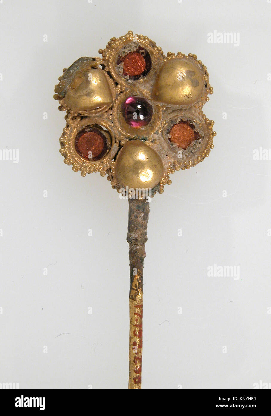 Épingle à cheveux franc du VIIe siècle en or ou doré avec pâte de verre, pierre et filigrane, mesurant 5 7/16 x 3/4 x 1/4 po. (13,8 x 1,9 x 0,6 cm) avec un nœud de 3/4 x 1/4 po (1,9 x 0,6 cm). Tenue au Metropolitan Museum of Art de New York, don de J. Pierpont Morgan en 1917. Banque D'Images