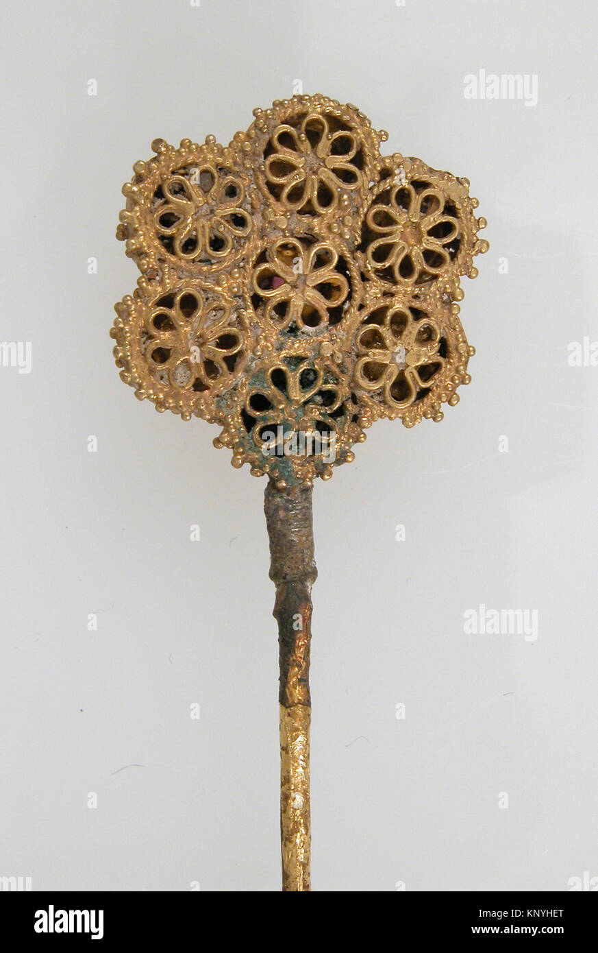 Épingle à cheveux franc du VIIe siècle en or ou doré avec pâte de verre, pierre et filigrane, mesurant 5 7/16 x 3/4 x 1/4 po. (13,8 x 1,9 x 0,6 cm) avec un nœud de 3/4 x 1/4 po (1,9 x 0,6 cm). Fait partie de la collection du Metropolitan Museum of Art de New York, offert par J. Pierpont Morgan en 1917. Banque D'Images