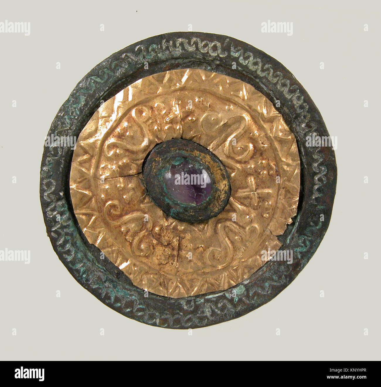 Broche disque rencontré sf17-192-56s1 465361 Disque Frankish, Bastet, ca. 550 ?650, alliage de cuivre argenté, doré, partielle , feuille d'or, améthyste, Total : 1 5/8 x 1/2 in. (4,2 x 1,2 cm). Le Metropolitan Museum of Art, New York. Don de J. Pierpont Morgan, 1917 (17,192.56) Banque D'Images