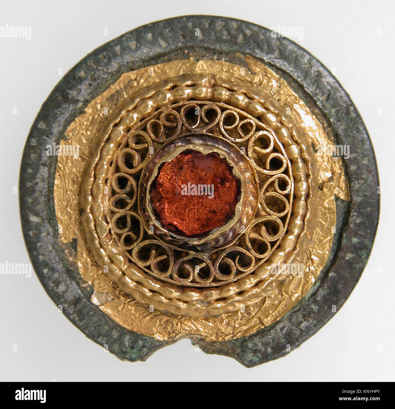 Broche disque rencontré sf17-192-57s1 465362 Disque anglo-saxon, Bastet, 7e siècle, alliage de cuivre, d'or, argenté, pâte de verre, Total : 1 3/16 x 1/2 in. (3 x 1,2 cm). Le Metropolitan Museum of Art, New York. Don de J. Pierpont Morgan, 1917 (17,192.57) Banque D'Images