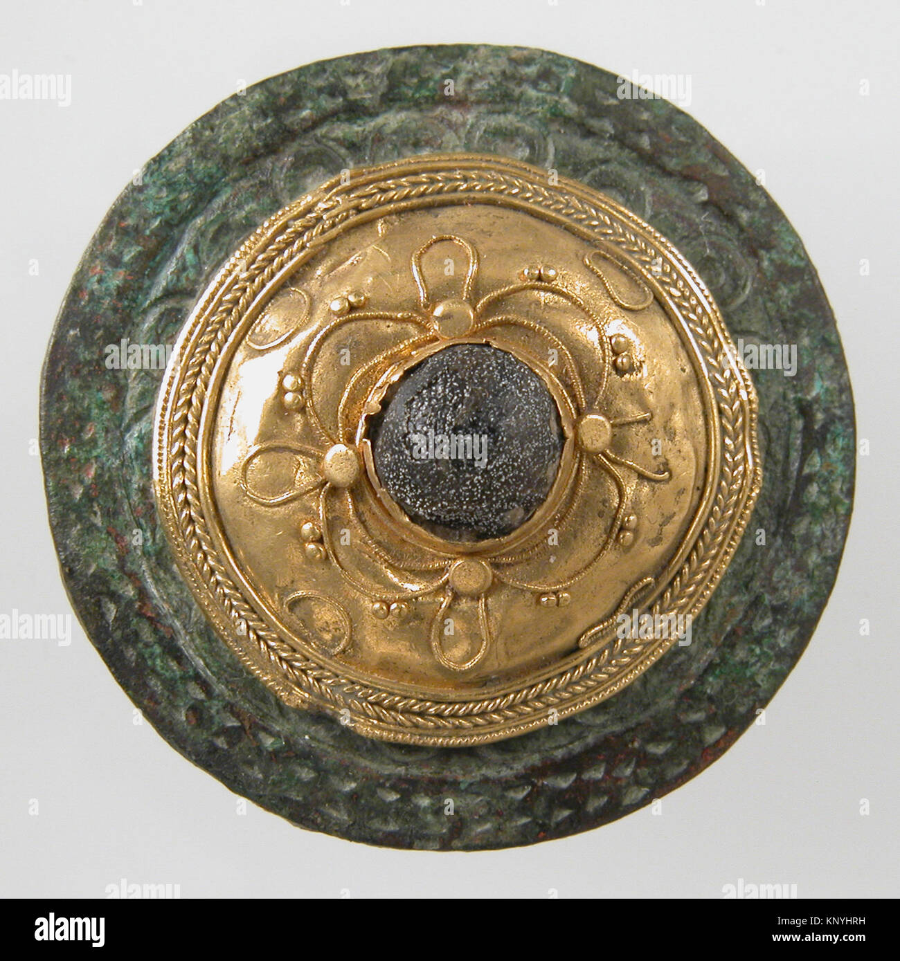 Broche disque rencontré sf17-192-66s1 465372 Disque Frankish, Bastet, ca. 550 ?650, Or sur alliage de cuivre, cabochon en pâte, Total : 1 1/8 x 1/2 in. (2,8 x 1,2 cm). Le Metropolitan Museum of Art, New York. Don de J. Pierpont Morgan, 1917 (17,192.66) Banque D'Images
