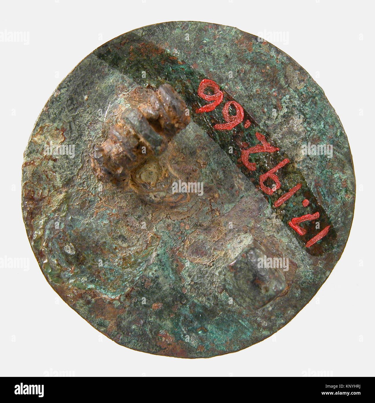 Broche disque rencontré sf17-192-66s2 465372 Disque Frankish, Bastet, ca. 550 ?650, Or sur alliage de cuivre, cabochon en pâte, Total : 1 1/8 x 1/2 in. (2,8 x 1,2 cm). Le Metropolitan Museum of Art, New York. Don de J. Pierpont Morgan, 1917 (17,192.66) Banque D'Images