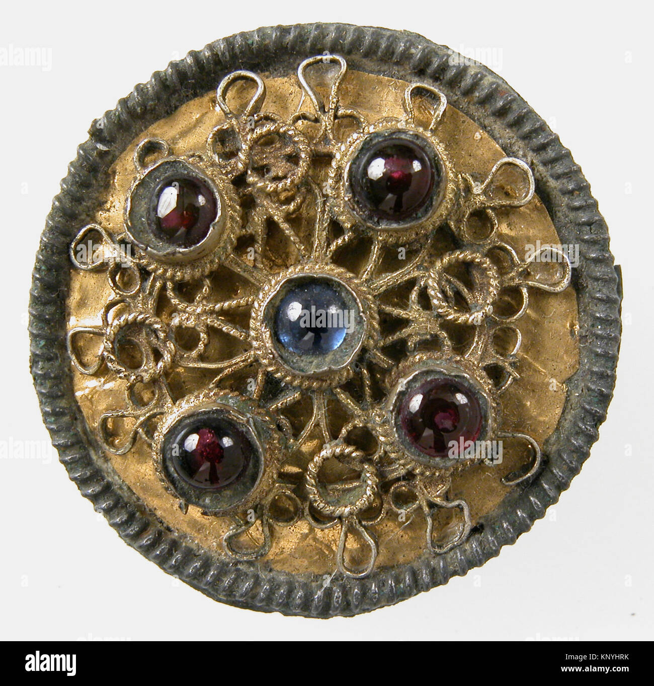 Broche disque rencontré sf17-192-67s1 465373 Disque Frankish, Bastet, 7e siècle, alliage de cuivre, de poudre d'or, grenats, saphirs cabochons, Total : 1 1/8 x 7/16 in. (2,9 x 1,1 cm). Le Metropolitan Museum of Art, New York. Don de J. Pierpont Morgan, 1917 (17,192.67) Banque D'Images