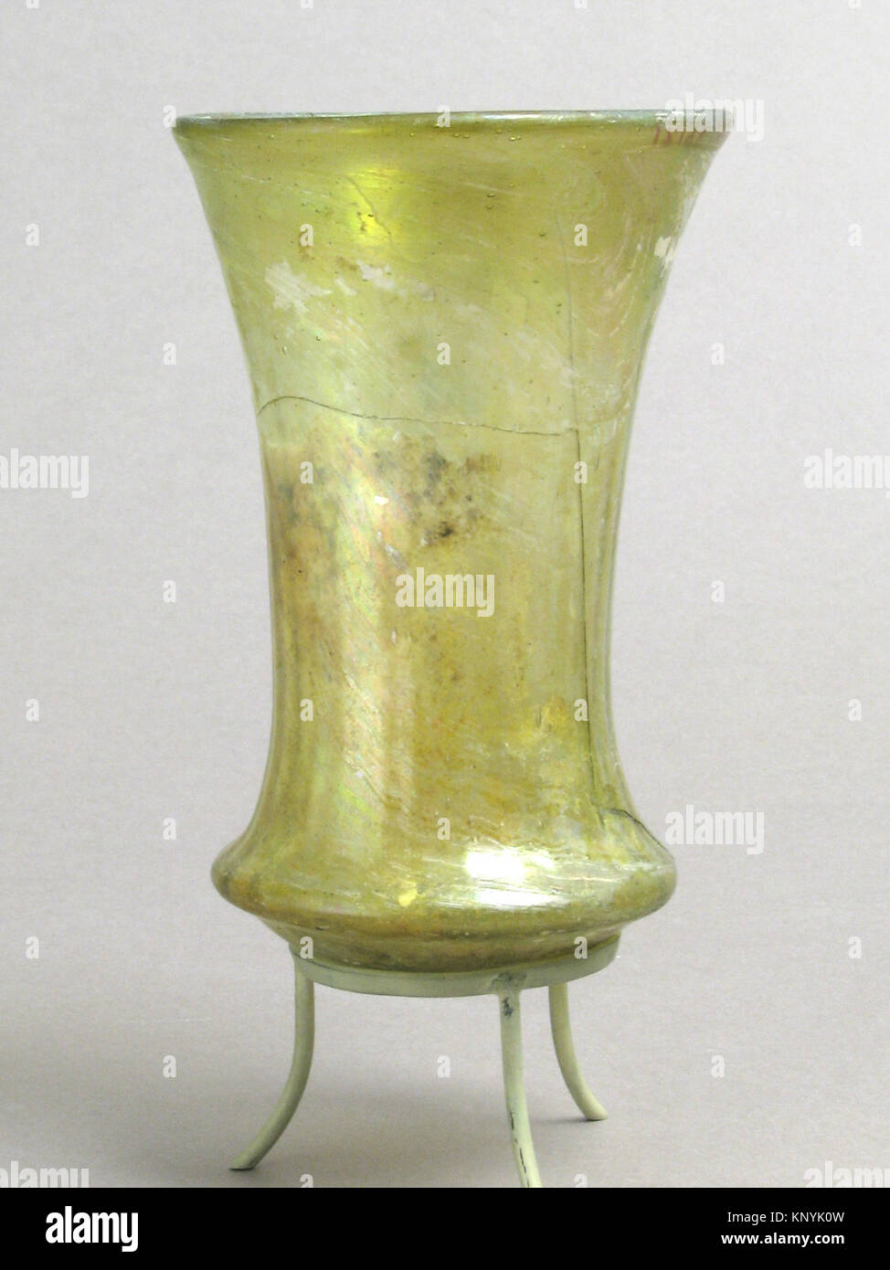 Bécher, Bell a rencontré sf17-193-346s3 465684 Frankish, bécher, Bell, 6ème ?7e siècle, verre, Total : 4 3/16 x 2 2/13 in. (10,7 x 6,8 cm). Le Metropolitan Museum of Art, New York. Don de J. Pierpont Morgan, 1917 (17,193.346) Banque D'Images