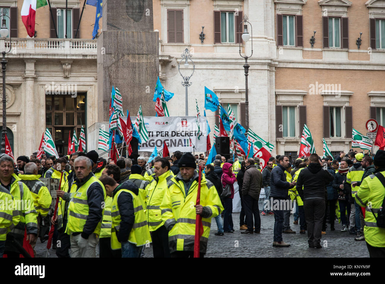 Rome, Italie. Dec 12, 2017. Sit-in des travailleurs de l'autoroute, les entreprises, qui se réunira de nouveau aujourd'hui (mardi 12 décembre) pour la défense de 3 000 emplois, et se réunira, avec des délégations de toute l'Italie, à Rome (sur la Piazza Montecitorio) Credit : Andrea Ronchini/Pacific Press/Alamy Live News Banque D'Images