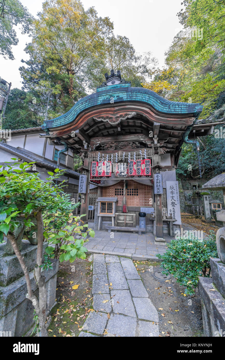 Higashiyama, Kyoto, Japon - 10 novembre 2017 : lanternes Chochin à Yoshimizu bosatsu-do. Consacré à la récolte et de la fertilité Ugajin déité. loc Banque D'Images