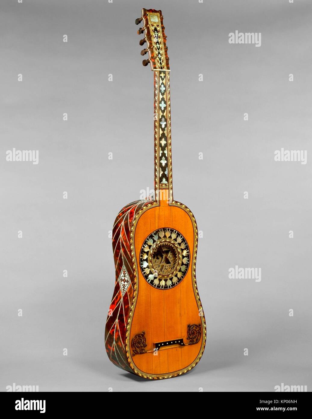Guitare, 1697, France, Français, l'épinette, écaille, nacre, ivoire, ébène,  hauteur : 38 1/8 po. (96,9 cm), cordophone Photo Stock - Alamy